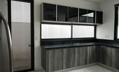 Casa 2 Niveles con Sótano en renta en Provenza Residencial y Casa Club