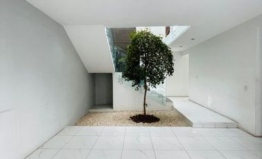 Casa 2 Niveles con Sótano en renta en Provenza Residencial y Casa Club