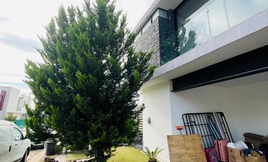 Casa 2 Niveles con Sótano en renta en Provenza Residencial y Casa Club