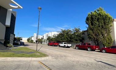 Casa 2 Niveles con Sótano en renta en Provenza Residencial y Casa Club