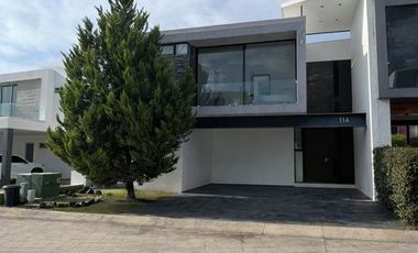 Casa 2 Niveles con Sótano en renta en Provenza Residencial y Casa Club
