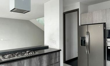 Casa 2 Niveles con Sótano en renta en Provenza Residencial y Casa Club