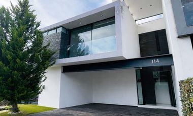 Casa 2 Niveles con Sótano en renta en Provenza Residencial y Casa Club