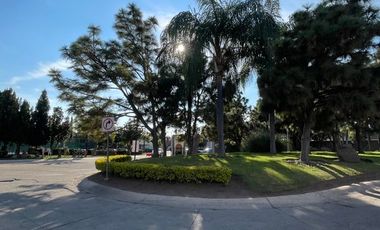 Casa 2 Niveles con Sótano en renta en Provenza Residencial y Casa Club