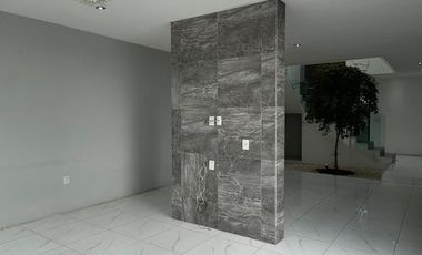 Casa 2 Niveles con Sótano en renta en Provenza Residencial y Casa Club