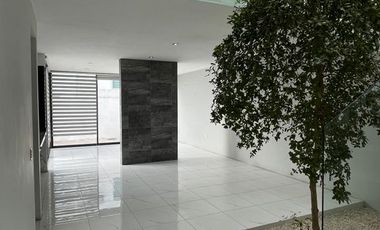 Casa 2 Niveles con Sótano en renta en Provenza Residencial y Casa Club