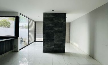 Casa 2 Niveles con Sótano en renta en Provenza Residencial y Casa Club