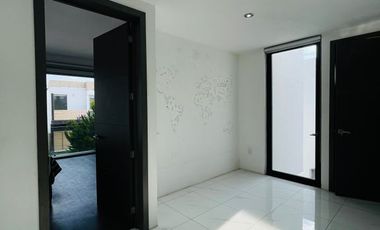 Casa 2 Niveles con Sótano en renta en Provenza Residencial y Casa Club