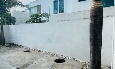 Casa 2 Niveles con Sótano en renta en Provenza Residencial y Casa Club