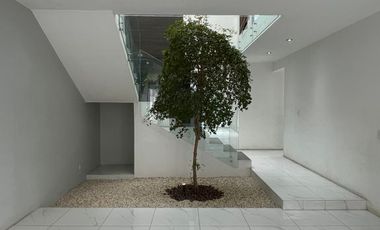 Casa 2 Niveles con Sótano en renta en Provenza Residencial y Casa Club