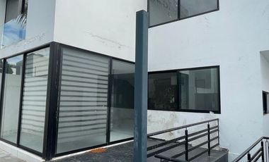 Casa 2 Niveles con Sótano en renta en Provenza Residencial y Casa Club