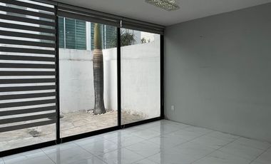 Casa 2 Niveles con Sótano en renta en Provenza Residencial y Casa Club