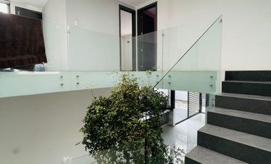 Casa 2 Niveles con Sótano en renta en Provenza Residencial y Casa Club