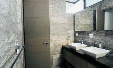 Casa 2 Niveles con Sótano en renta en Provenza Residencial y Casa Club