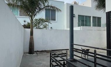 Casa 2 Niveles con Sótano en renta en Provenza Residencial y Casa Club