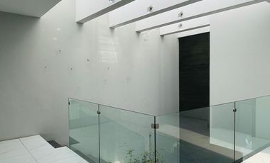 Casa 2 Niveles con Sótano en renta en Provenza Residencial y Casa Club