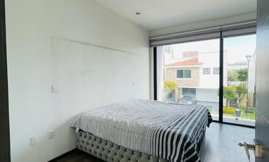 Casa 2 Niveles con Sótano en renta en Provenza Residencial y Casa Club