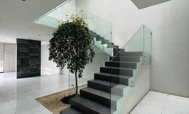 Casa 2 Niveles con Sótano en renta en Provenza Residencial y Casa Club