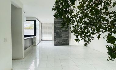 Casa 2 Niveles con Sótano en renta en Provenza Residencial y Casa Club