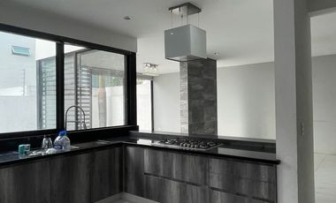 Casa 2 Niveles con Sótano en renta en Provenza Residencial y Casa Club