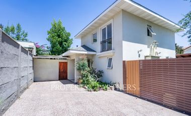 Venta de Hermosa casa con jacuzzi, en condominio de Peñalolén