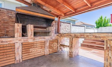 Venta de Hermosa casa con jacuzzi, en condominio de Peñalolén