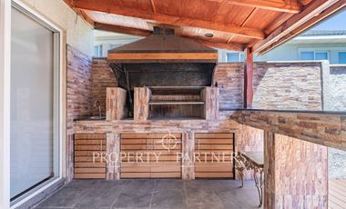 Venta de Hermosa casa con jacuzzi, en condominio de Peñalolén