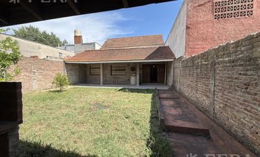 Venta casa 4 ambientes con cochera y jardín en Quilmes