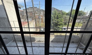 Venta casa 4 ambientes con cochera y jardín en Quilmes