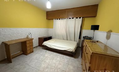 Venta casa 4 ambientes con cochera y jardín en Quilmes