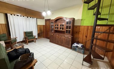 Venta casa 4 ambientes con cochera y jardín en Quilmes