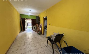 Venta casa 4 ambientes con cochera y jardín en Quilmes