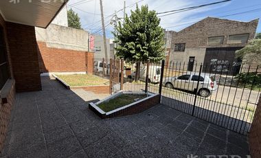 Venta casa 4 ambientes con cochera y jardín en Quilmes