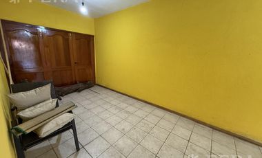 Venta casa 4 ambientes con cochera y jardín en Quilmes