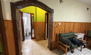 Venta casa 4 ambientes con cochera y jardín en Quilmes