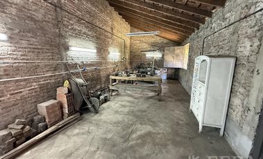 Venta casa 4 ambientes con cochera y jardín en Quilmes