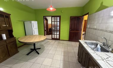 Venta casa 4 ambientes con cochera y jardín en Quilmes