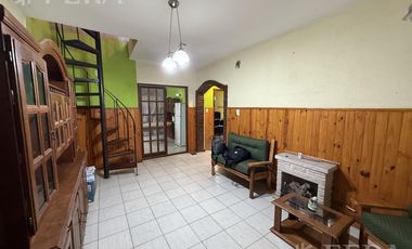 Venta casa 4 ambientes con cochera y jardín en Quilmes