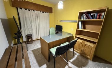 Venta casa 4 ambientes con cochera y jardín en Quilmes