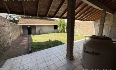Venta casa 4 ambientes con cochera y jardín en Quilmes