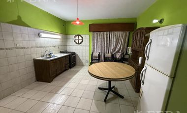 Venta casa 4 ambientes con cochera y jardín en Quilmes