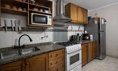 VENTA CASA DE PASILLO NO PH 2 DORMITORIOS, PATIO Y TERRAZA EN ARROYITO