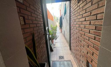 VENTA CASA DE PASILLO NO PH 2 DORMITORIOS, PATIO Y TERRAZA EN ARROYITO