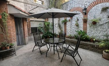 VENTA CASA DE PASILLO NO PH 2 DORMITORIOS, PATIO Y TERRAZA EN ARROYITO