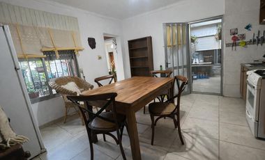 VENTA CASA DE PASILLO NO PH 2 DORMITORIOS, PATIO Y TERRAZA EN ARROYITO