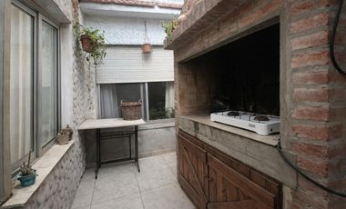 VENTA CASA DE PASILLO NO PH 2 DORMITORIOS, PATIO Y TERRAZA EN ARROYITO