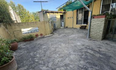 VENTA CASA DE PASILLO NO PH 2 DORMITORIOS, PATIO Y TERRAZA EN ARROYITO