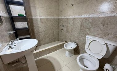 Departamento de tres ambientes en primer piso por escalera en alquiler en Sarandi