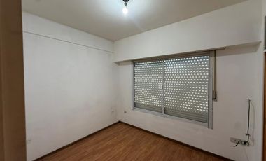 Departamento de tres ambientes en primer piso por escalera en alquiler en Sarandi
