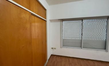 Departamento de tres ambientes en primer piso por escalera en alquiler en Sarandi